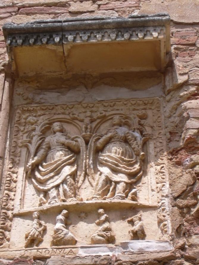 Alquezar relieve en la subida a la colegiata