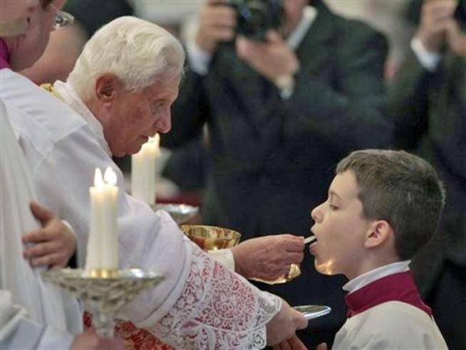 Benoi t xvi communion sur la langue