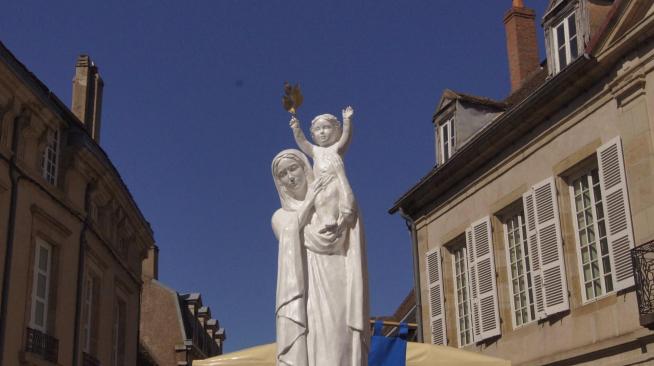 Notre dame de france presente son fils aux pelerins les encourageant a la priere quot mon fils se laisse toucher quot photo jsl isabelle thibaudin 1594495374