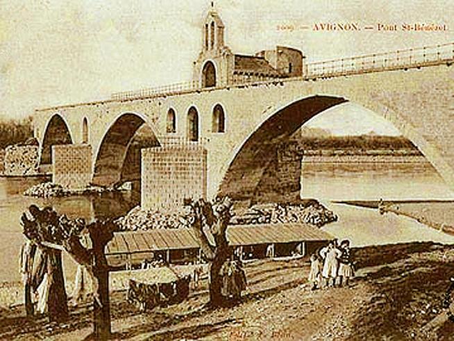 Pont saint benezet d avignon bateau lavoir