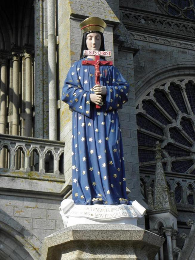 Pontmain 53 statue de la vierge sur le parvis de la basilique 11